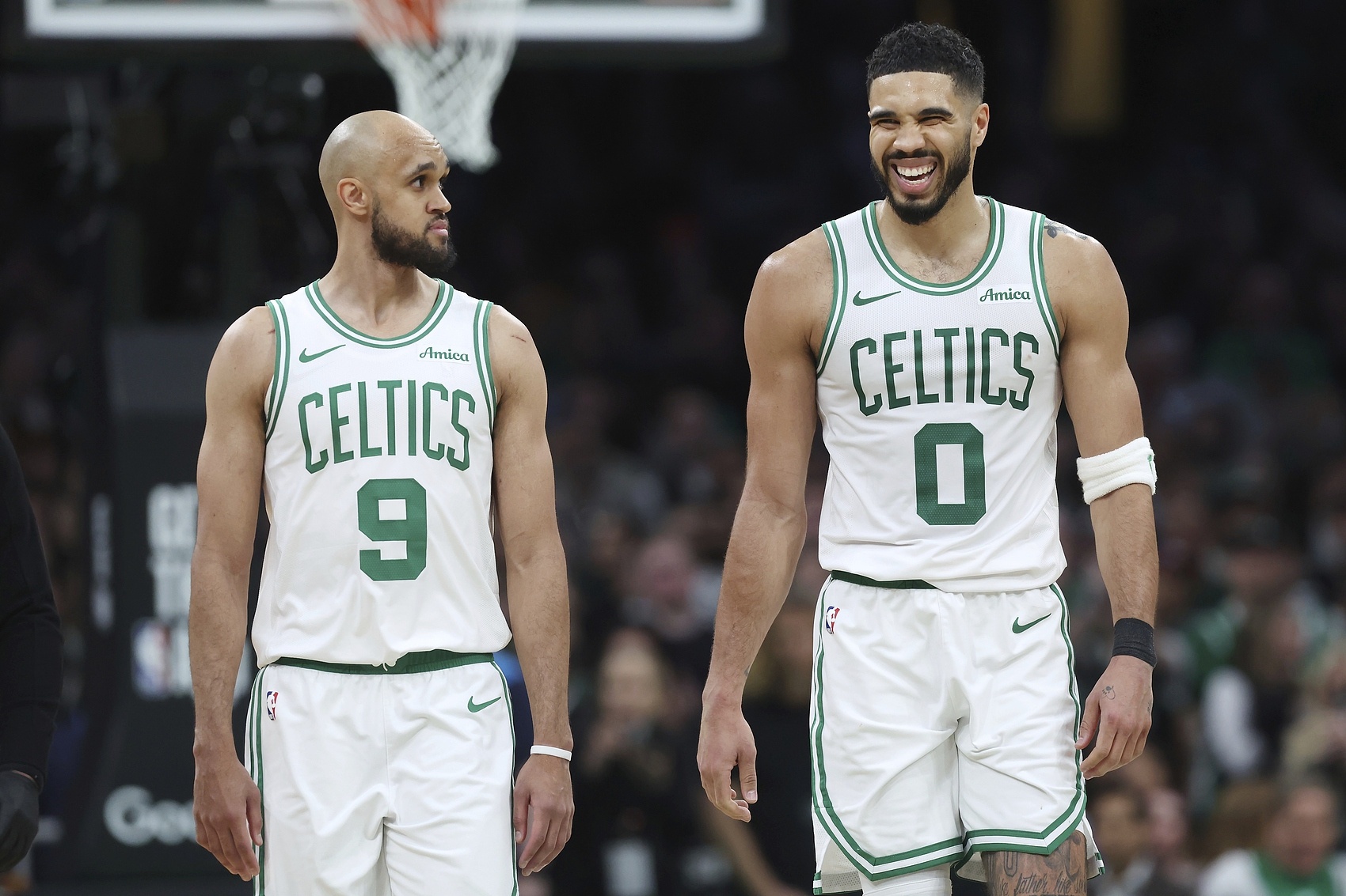 开云体育下载网址-强强对决!明日绿军客战雷霆 塔图姆与德里克·怀特出战成疑