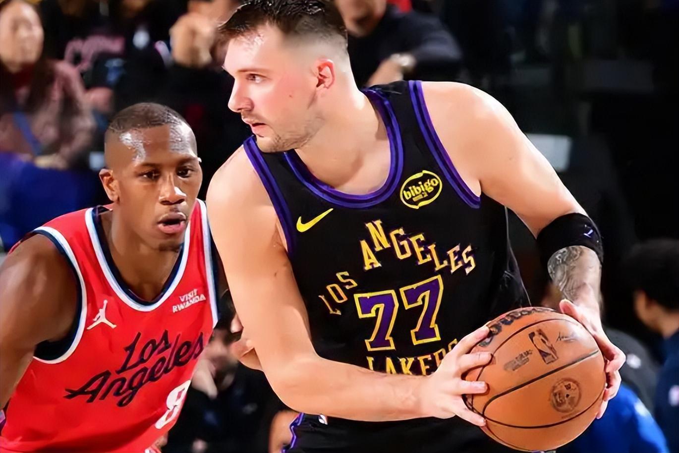 开云体育下载网址-最多落后26分，湖人下滑第6俯冲附加赛区，小卡复出，祖巴茨18+19