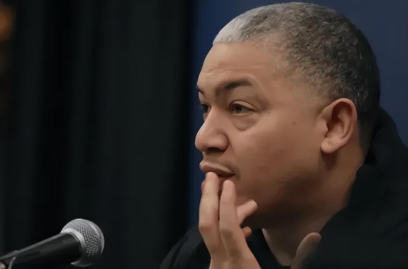 胜湖人！泰伦卢采访沮丧不满判罚，多人爆赞祖巴茨，小卡主动担责