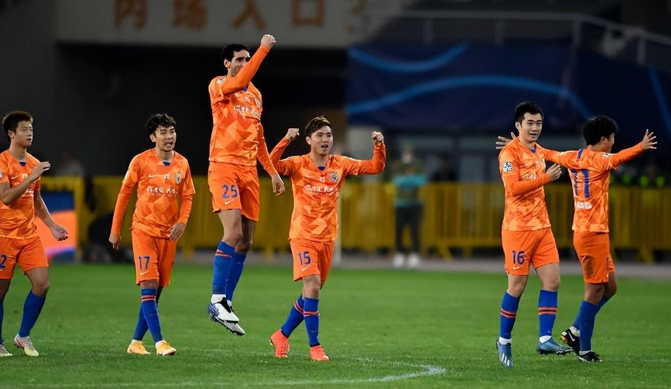 开云app-鲁能本赛季三中卫主力人选预测，一人来自本菲卡，首轮踢铁人亮相