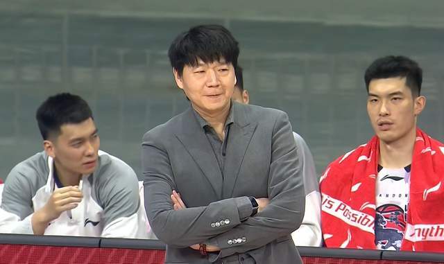 开云体育下载网址-1人正常,10人低迷,山东男篮客场爆冷真不冤,邱彪休赛期在干啥