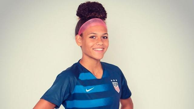 1610695604595017944.jpg kaiyun-篮板王罗德曼的女儿踢足球 18岁成NWSL最年轻新秀