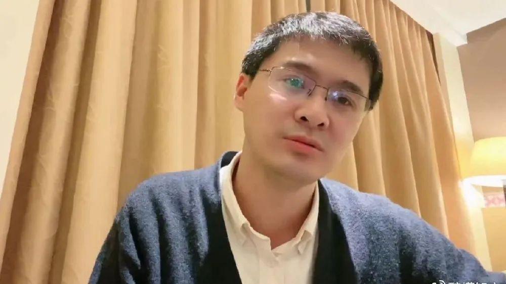 kaiyun-罗翔:如果一个人突然努力工作,业余时间开始学习,不再参加社交活动,那么,身边的人可能不仅不会帮他,还会拉他下来,原因就一个!